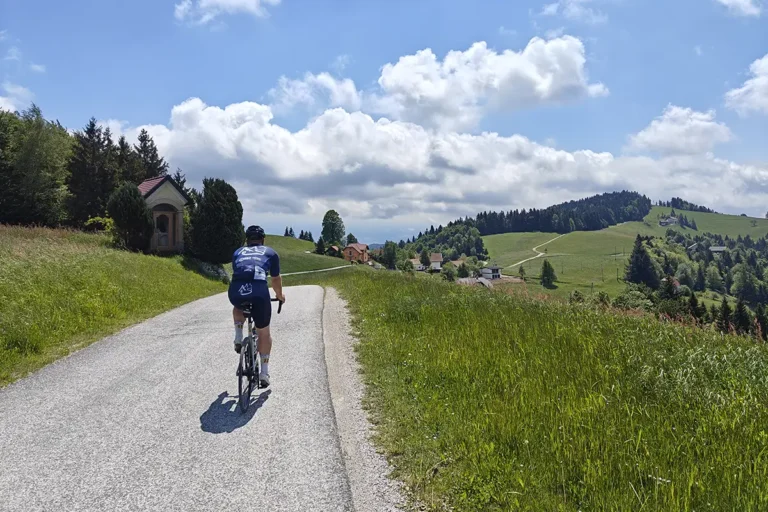 🚴 Kolesarjenje v Sloveniji v aprilu: popoln začetek sezone (z vključenimi lokalnimi trasami)
